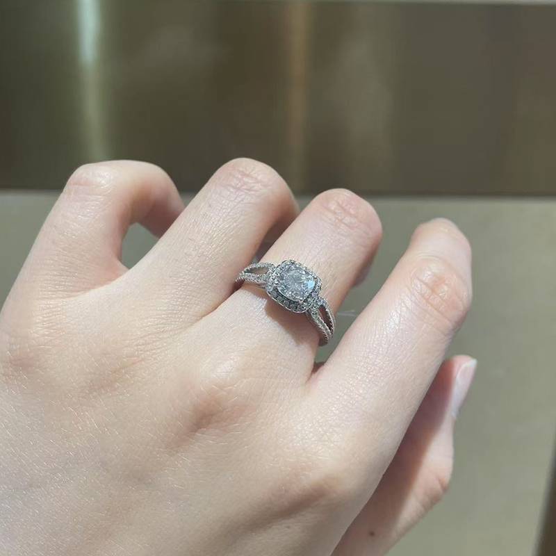 枕形Women's RingS925银镀白金定制选款主石Moissanite1.0ct/副石高碳钻